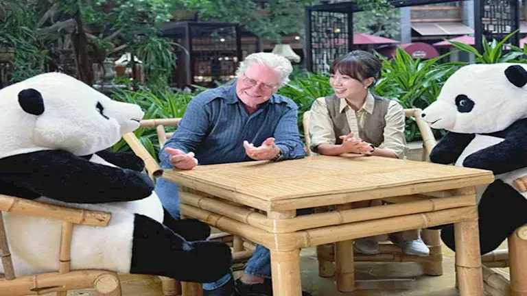 حسين فهمي ينشر صور من كواليس مشاركته في مهرجان “شينجدو” السينمائي