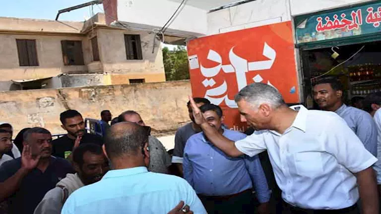 بالصور- محافظ أسوان يفاجئ معرض “أهلاً مدارس” بكوم أمبو