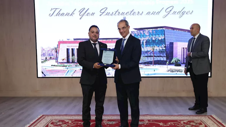 وزير الاتصالات يكرم مدير برامج كلية علوم الحاسب بجامعة بنها الأهلية