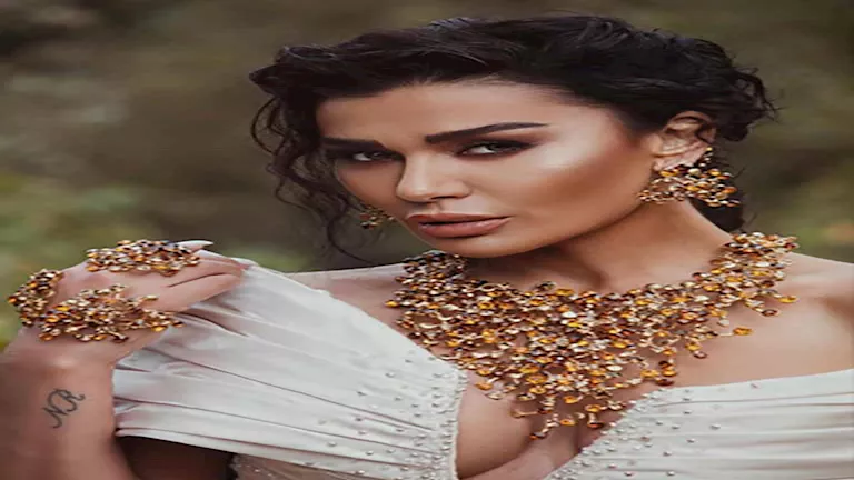 “ملكة”.. نادين الراسي تخطف الأنظار بإطلالة جريئة (صور)