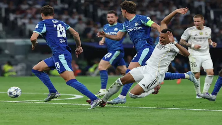 فيديو لحظة إصابة أرنولد بمباراة ريال مدريد ومارسيليا في دروي أبطال أور