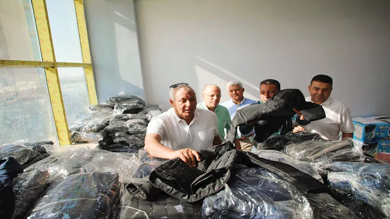 بالصور- معرض للمستلزمات المدرسية للعاملين بمجمع المصالح الحكومية في ال