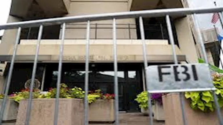 “بسبب علم أمريكا”.. سائق يقتحم بوابة مقر مكتب التحقيقات الفيدرالي في ب