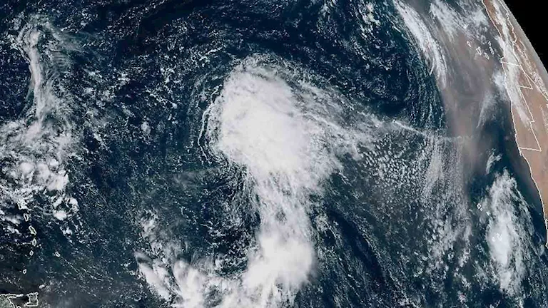 المركز الوطني الأمريكي يحذر من عاصفة “جابرييل”