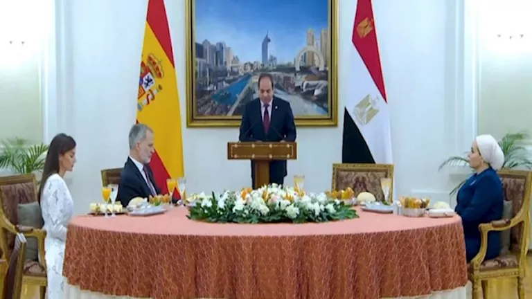 السيسي وقرينته يقيمان مأدبة عشاء على شرف ملك وملكة إسبانيا بمنطقة الأه