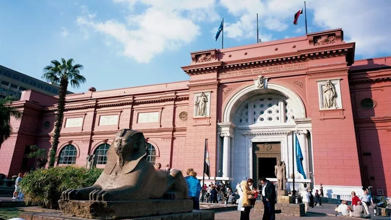 بعد اختفائها من المتحف.. معلومات لا تعرفها عن أسورة الملك أمنمؤوبي