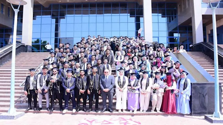 في حفل التخرج.. رئيس جامعة سوهاج يعلن تعيين 16 معيدًا بكلية التمريض (ص