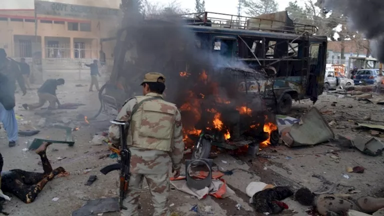 مقتل وإصابة 32 شخصًا في انفجارين بجنوب غرب باكستان