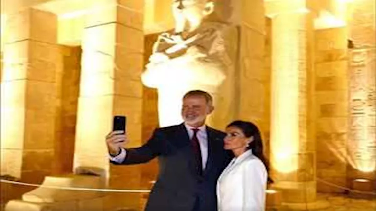 بالصور – ملك إسبانيا وزوجته في أحضان حتشبسوت بالأقصر