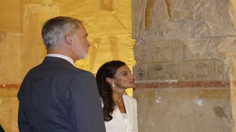 “سيلفي ورسالة وداع”.. 25 صورة ترصد زيارة ملك إسبانيا وقرينته للأقصر