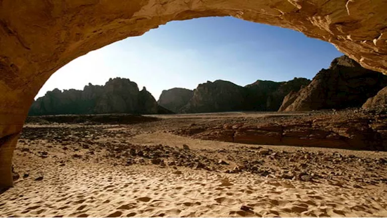 حين كانت الصحراء الغربية بحرًا.. حكاية كهف السباحين الغامض فى الوادي ا