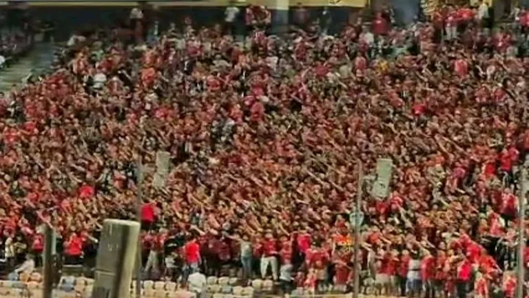 جماهير الأهلي تطالب حضور الإسعاف في مدرجات التالتة شمال