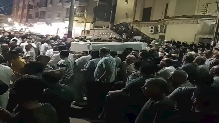 صور- “لا تدفنوا القاتل بجوار أبنائه”.. مشهد صادم في جنازة ضحايا نبروه