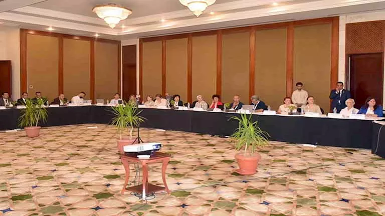 خبراء دوليون يناقشون حماية العمال والإدارة الآمنة للمواد المشعة (صور)