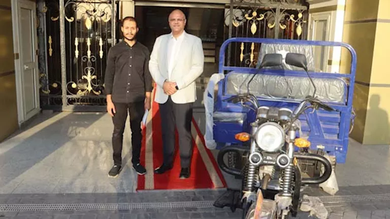 محافظ القليوبية يهدي “تروسيكل” لابن ضحية حريق القناطر (صور)