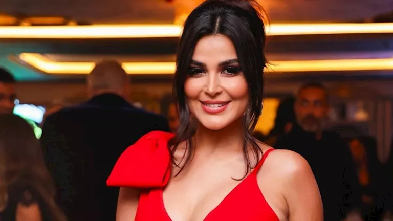 بصيحة الظهر المكشوف.. رانيا منصور بفستان جريء في أحدث ظهور