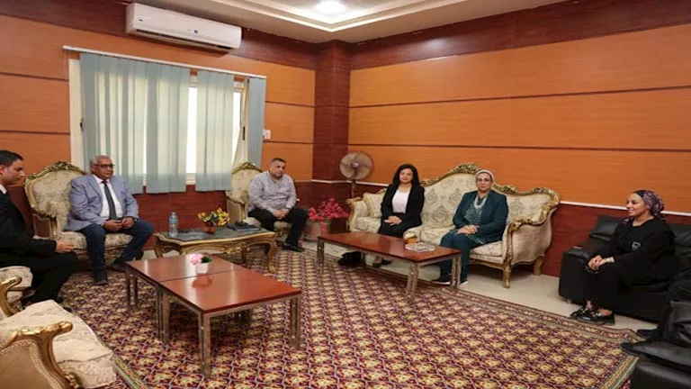 المستشارة أمل عمار تلتقي رئيس مدينة شلاتين