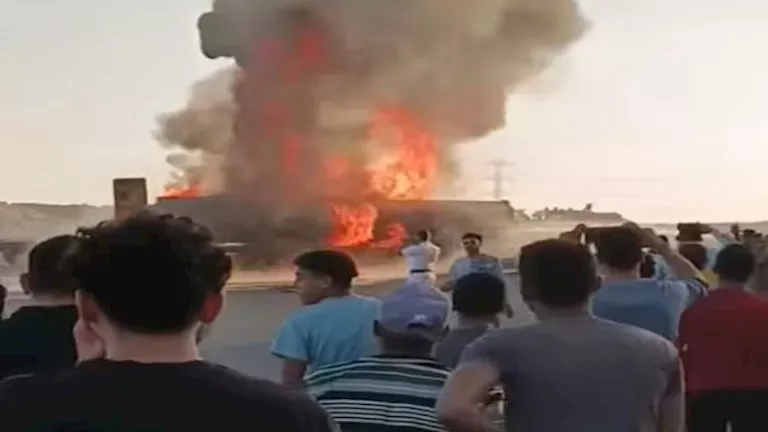 بالصور.. حريق مروع بالطريق الإقليمي بعد تصادم شاحنة وقود بأخرى