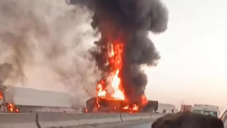 الدخان غطى السماء.. اللقطات الأولى لحريق مروع على الطريق الإقليمي | صو