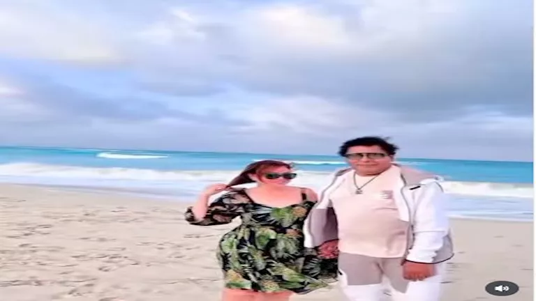 ضحك وحب.. إلهام شاهين مع محمد منير على البحر في أحدث ظهور