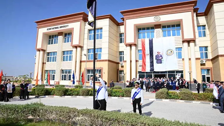 بتحية العلم ورسائل وطنية.. جامعة أسيوط الأهلية تبدأ عامها الدراسي الجد