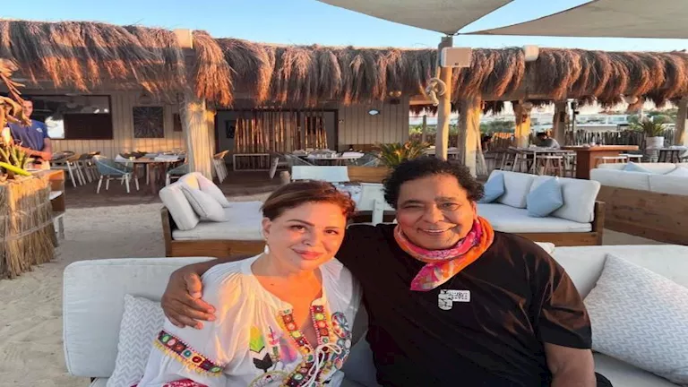 إلهام شاهين مع محمد منير في الساحل الشمالي: “عشرة العمر وربنا يخليك لم