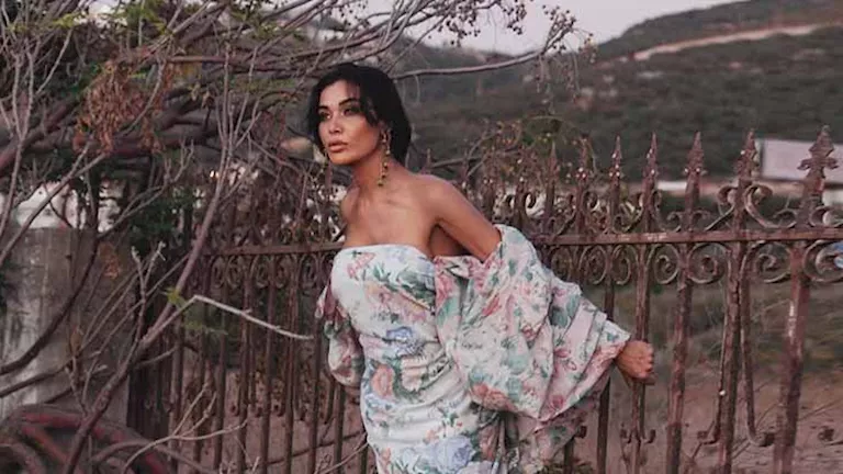 فستان أنيق ورسالة غامضة.. أحدث ظهور لـ نادين الراسي (صور)