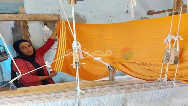 “الصنعة مش للرجالة بس”.. سماح تتحدى التقاليد بالنول والخيط في سوهاج- ف