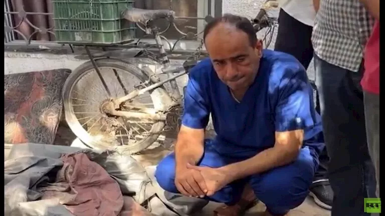 يرتدي زي الطبيب وراكع من الحزن.. تفاصيل استقبال مدير مستشفى غزة 6 أفرا