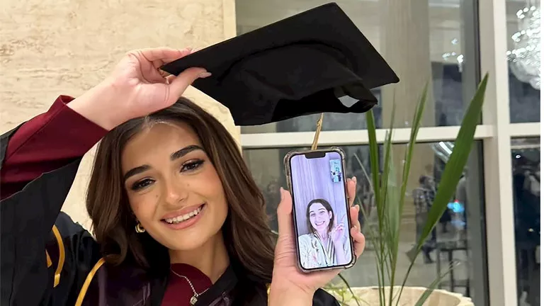 “اتخرجت بامتياز”.. ملك زاهر تحتفل مع والدها وشقيقتها ليلى بتخرجها