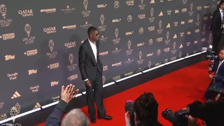 قصص متفوتكش .. عثمان ديمبيلي يفوز بالكرة الذهبية.. ومركز تاريخي لصلاح