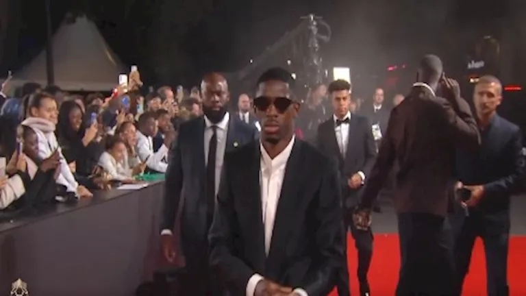 عثمان ديمبيلي يلفت الأنظار بنظارته الشمسية في حفل الكرة الذهبية (فيديو