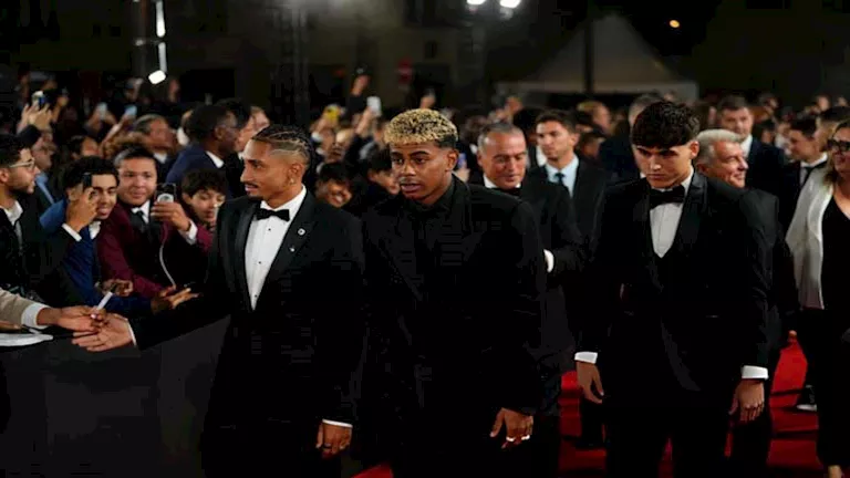 25 صور ترصد حضور نجوم على السجادة الحمراء بحفل الكرة الذهبية