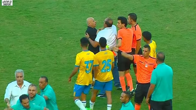 “دخول الأمن واعتراضات”.. مشادة قوية خلال مباراة الإسماعيلي وإنبي بالدو