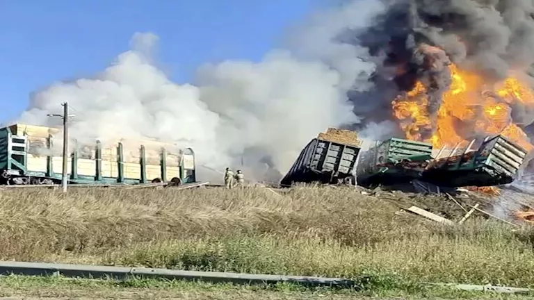 مشهد مرعب على القضبان.. قطار بنزين يصطدم بشاحنة وتشتعل النيران “فيديو”