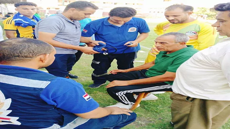 مدرب يتحدى “ضغط الدم” ويواصل قيادة فريقه بكفر الشيخ
