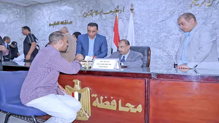 محافظ سوهاج يعقد اللقاء الجماهيري الأسبوعي للاستماع إلى شكاوى المواطني