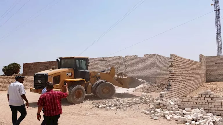 بالصور- إزالة 25 حالة تعدٍ على أراضي الدولة في أسوان