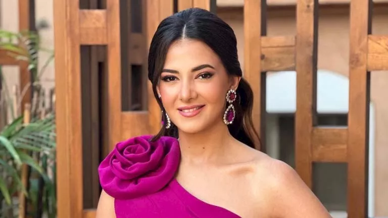 بفستان أنيق باللون الأحمر.. كيف نسقت دنيا سمير غانم إطلالتها؟