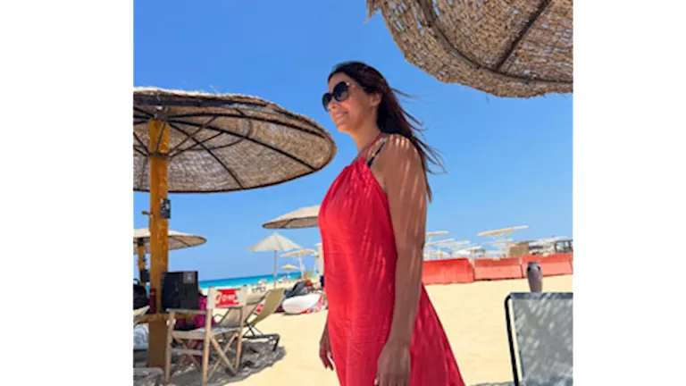 على البحر.. دنيا سمير غانم تستمتع بآخر أيام الصيفية