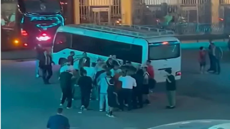 لقطات لم تنقلها كاميرات القمة.. محاصرة محترف الزمالك و “حفلة” أهلاوية