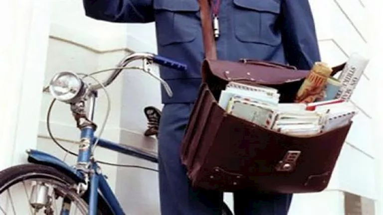 بطريقة عجيبة.. ساعي بريد ينقذ امرأة كتبت استغاثتها بدمها