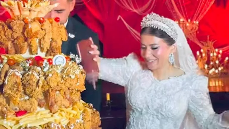 بفستان جذاب وتورتة غير تقليدية.. دينا ابنة هبة قطب تخطف الأنظار في حفل