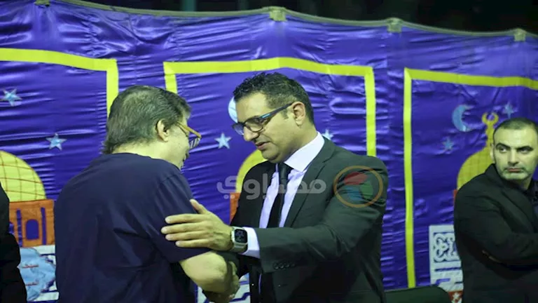 بالصور.. حمادة بركات يستقبل المُعزّين في وفاة والدته