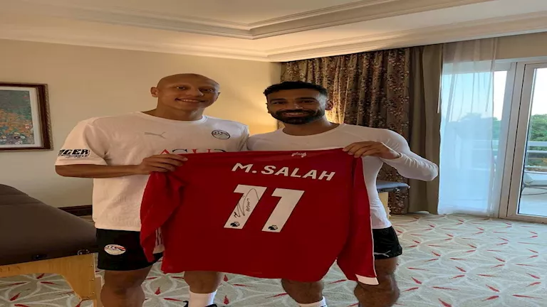 محمد صلاح يهدي قميصه للوافد الجديد في منتخب مصر