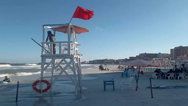الإسكندرية ترفع الرايات الحمراء.. إغلاق جميع الشواطئ غدًا الجمعة