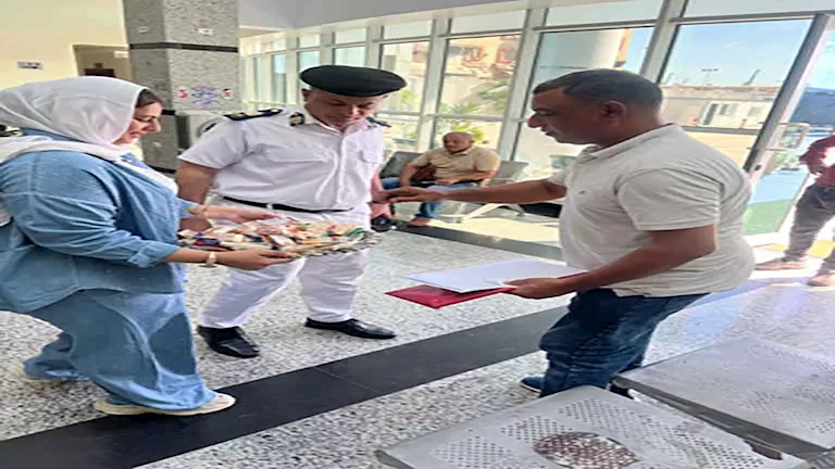 ضابط شرطة يوزع حلوى المولد على المواطنين في بورسعيد -صور