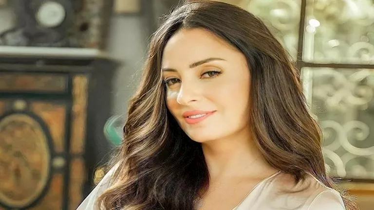 الأزرق يليق بها.. كيف نسقت نرمين الفقي إطلالتها؟