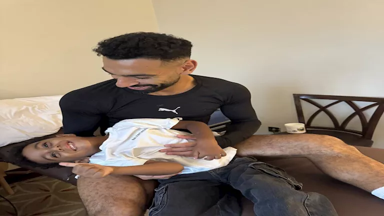 6 صور من زيارة نجل مصطفى محمد معسكر منتخب مصر