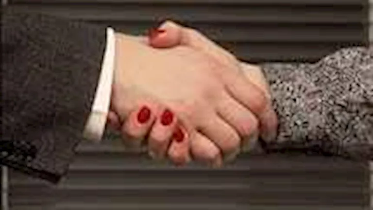 لا تبادر بمصافحة النساء.. 5 قواعد تجنبك الإحراج في المناسبات